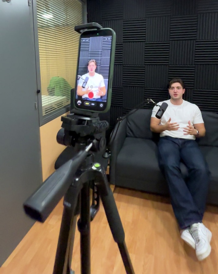 Uri Pons, fundador de UP Studios, grabando contenido en vídeo vertical con trípode y micrófono en el estudio